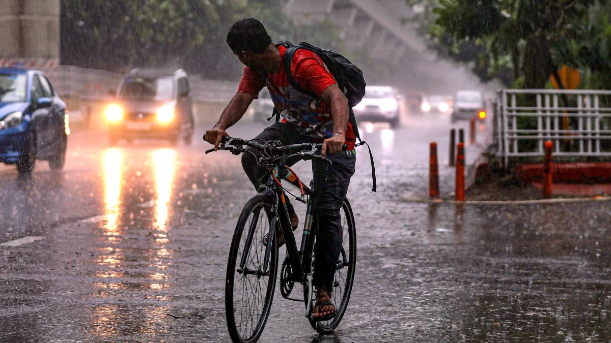 UP Weather: यूपी के 42 जिलों में आज झमाझम बारिश का अलर्ट, यहां गिरेंगे ओले, जानें- मौसम का ताजा अपडेट