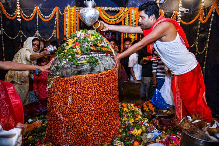 নীল ষষ্ঠী আসলে শিবের উপাসনারও দিন। উপবাসে থেকে সন্তানের মঙ্গলকামনায় এই দিন মা ষষ্ঠী ও মহাদেবকে পুজো অর্পণ করা হয়। বিশেষ ভাবে অভিষেক করা হয় ভগবান শিবের।