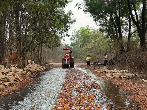 राज्य उत्पादन शुल्क विभागाच्या कुडाळ पथकाने करोडो रुपयांचा दारुसाठा नष्ठ केला आहे.