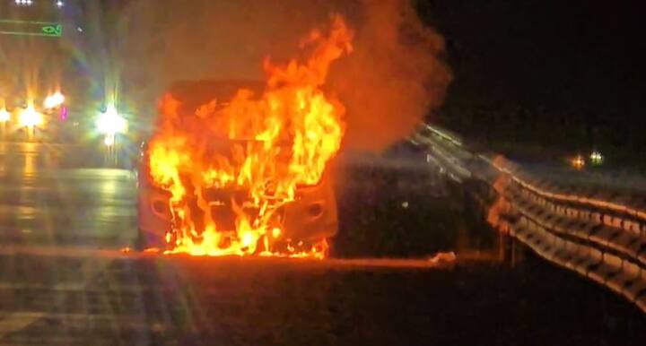 या घटनेबाबत मिळालेल्या प्राथमिक माहितीनुसार छत्रपती संभाजीनगरला जात असलेल्या भरधाव कारला  सायंकाळी सात वाजण्याच्या सुमारास पालखेड गोळवाडी शिवारात अचानक आग लागली.