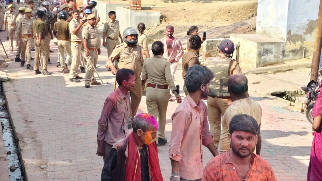 उन्नाव: होली पर माहौल बिगाड़ने की कोशिश, अराजक तत्वों ने वर्ग विशेष के घरों में फेंके कपड़े Unnao anarchic elements threw clothes in particular community tried to spoil atmosphere उन्नाव: होली पर माहौल बिगाड़ने की कोशिश, अराजक तत्वों ने वर्ग विशेष के घरों में फेंके कपड़े