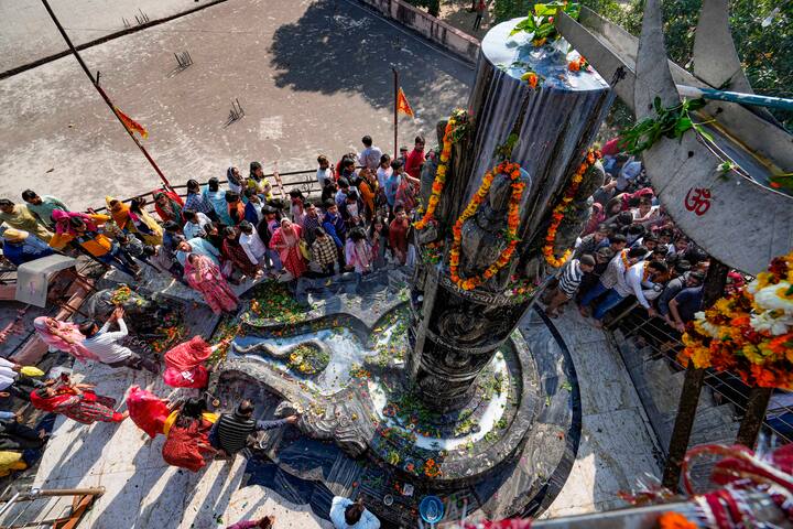 আগামী ১৩ এপ্রিল, রবিবার পালিত হবে নীল ষষ্ঠী। বাংলা ক্যালেন্ডার অনুসারে সেদিন ৩০ চৈত্র ১৪৩১। এইদিন সন্ধ্যালগ্নে পুজো দেওয়া হয়।