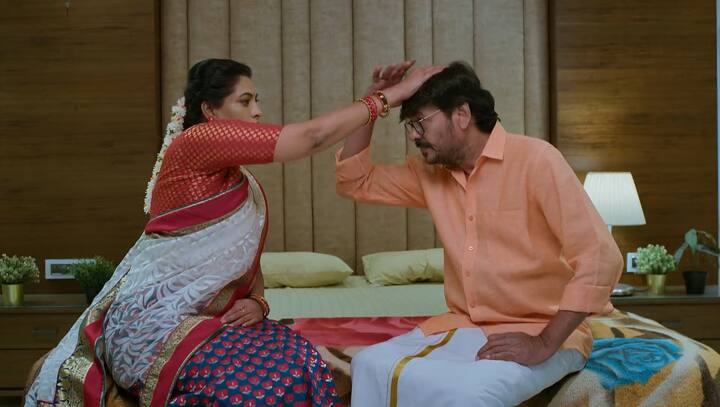 శ్రీధర్కి మూడో పెళ్లి చేస్తానంటూ కావేరి మాట తీసుకోవడంతో ఇవాళ్టి కార్తీక దీపం 2 ఎపిసోడ్ మొదలవుతుంది. ఈ ట్రాక్ ఫన్నీగా నడిచింది. శ్రీధర్కి పెళ్లి చేసి.. ఆస్తి అంతా తనకే రాసి.. అక్క దగ్గరికి వెళ్లిపోతానంటూ కావేరి చెప్తుంది.(Image Credit: jio+ Hotstar)