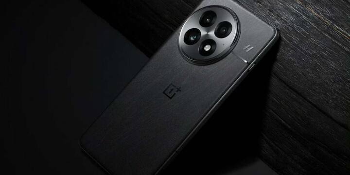 लीक्स के मुताबिक, OnePlus 13T का डिज़ाइन काफी प्रीमियम होगा. इसमें सिंपल कैमरा मॉड्यूल और कॉम्पैक्ट बॉडी देखने को मिलेगी. बताया जा रहा है कि यह कंपनी के अब तक के सबसे स्टाइलिश और छोटे फ्लैगशिप फोन्स में से एक होगा.
