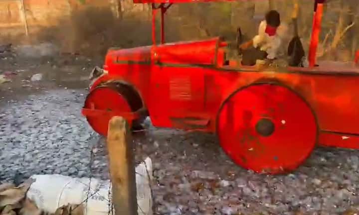 राज्य उत्पादन शुल्क विभागानं आक्रमक पवित्रा घेत जप्पत केलेला दारुसाठा नष्ठ केला आहे.