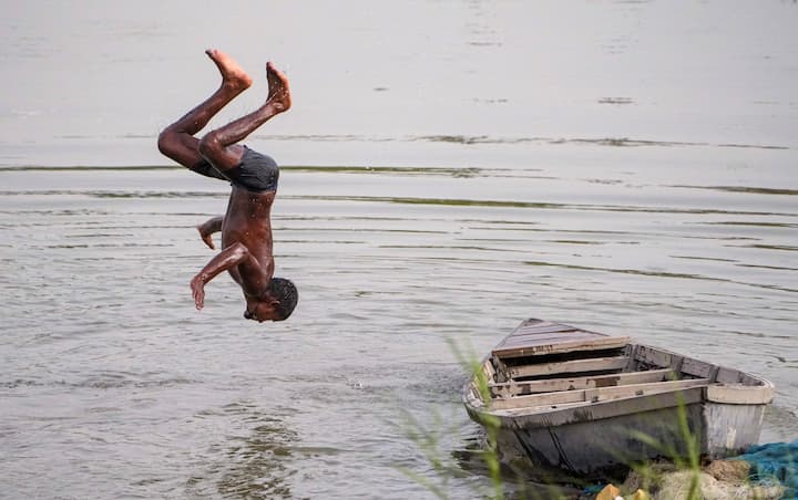 কাল রবিবারেও তাপপ্রবাহের সতর্কবার্তা রয়েছে দক্ষিণবঙ্গে। বাঁকুড়া, বীরভূম, পশ্চিম মেদিনীপুর ও পশ্চিম বর্ধমান ঝাড়গ্রাম এবং পুরুলিয়া এই ছয় জেলাতে তাপপ্রবাহ চলবে।