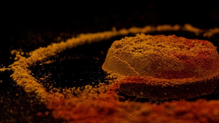 इसकी वजह से है कि कैप्साइसिन तत्व पानी के साथ घुलता नहीं है. अगर आपने भी तीखी मिर्च खा ली है और जलन को शांत करना चाह रहे हैं, तो इसके लिए शहद, दूध, दही या चीनी का इस्तेमाल करना चाहिए.