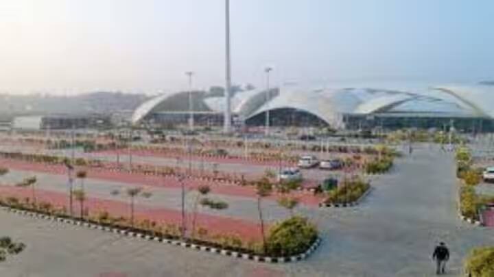 બૉટિંગ લાઇસન્સ મેળવવા માટે તમારે બધા દસ્તાવેજો સાથે તમારા રાજ્યના ઇનલેન્ડ વોટર ટ્રાન્સપોર્ટ (IWT) વિભાગ અથવા પોર્ટ ઓથોરિટી ઓફિસમાં જવું પડશે. આ પછી, તમારે દસ્તાવેજો સબમિટ કરવા પડશે અને અરજી ફી ચૂકવવી પડશે. આ પછી તાલીમ આપવામાં આવશે અને પછી 15-20 દિવસમાં લાઇસન્સ આપવામાં આવશે.