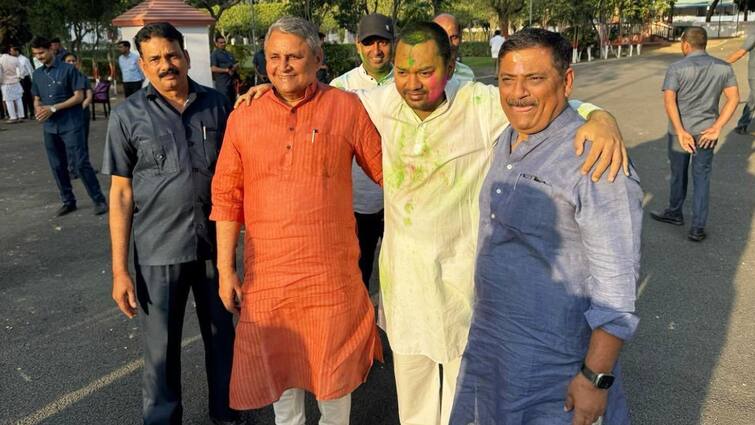 Bihar CM Nitish Kumar Politics on Photo of Nishant Kumar With Sanjay Jha and Vijay Kumar Chaudhary ANN CM नीतीश कुमार के करीबी नेता निशांत को बढ़ाएंगे आगे? होली पर इस एक तस्वीर ने मचा दी खलबली