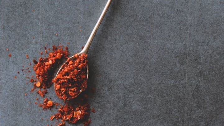 इसीलिए डॉक्टर्स कहते हैं कि अस्थमा के मरीज, अल्सर, पाइल्स आदि के मरीजों को मिर्च के सेवन से बचना चाहिए, नहीं तो ये आपको बहुत नुकसान पहुंचा सकती है.