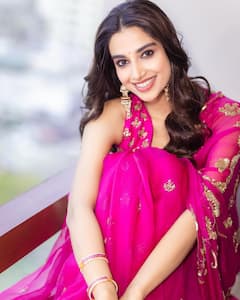 Meenakshi Chaudhary: పింక్ శారీలో బ్యూటిఫుల్ లేడీ మీనాక్షి చౌదరి ఫోటోలు