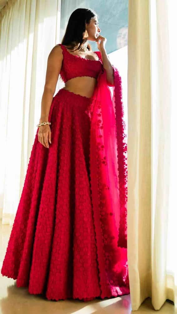 రాణి పింక్ లెహంగాలో పూజా.. పార్టీలకు ఈ టైప్ డ్రెస్ వేస్తే అందరి కళ్లూ మీపైనే!