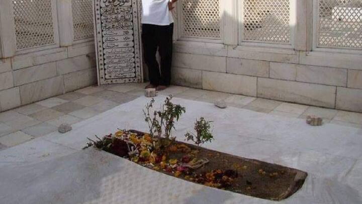 कबर परिसरातील दोन ठिकाणी नाकाबंदी करण्यात आली आहे, दोन ठिकाणी फिक्स पॉइंट लावण्यात आले आहेत. तसेच, कबरीकडे जाणाऱ्या प्रत्येक माणसाला चेक करूनच सोडले जात आहे