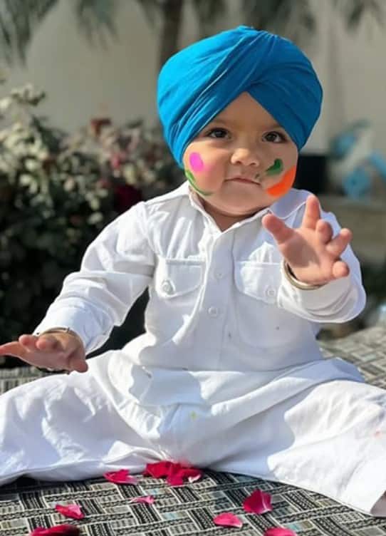 ਨਿੱਕਾ ਸਿੱਧੂ ਮੂਸੇਵਾਲਾ ਬਣਿਆ ਖਿੱਚ ਦਾ ਕੇਂਦਰ, ਚਿੱਟੇ ਪਠਾਣੀ ਸੂਟ ਅਤੇ ਨਿੱਲੇ ਰੰਗ ਦੀ ਪੱਗ...