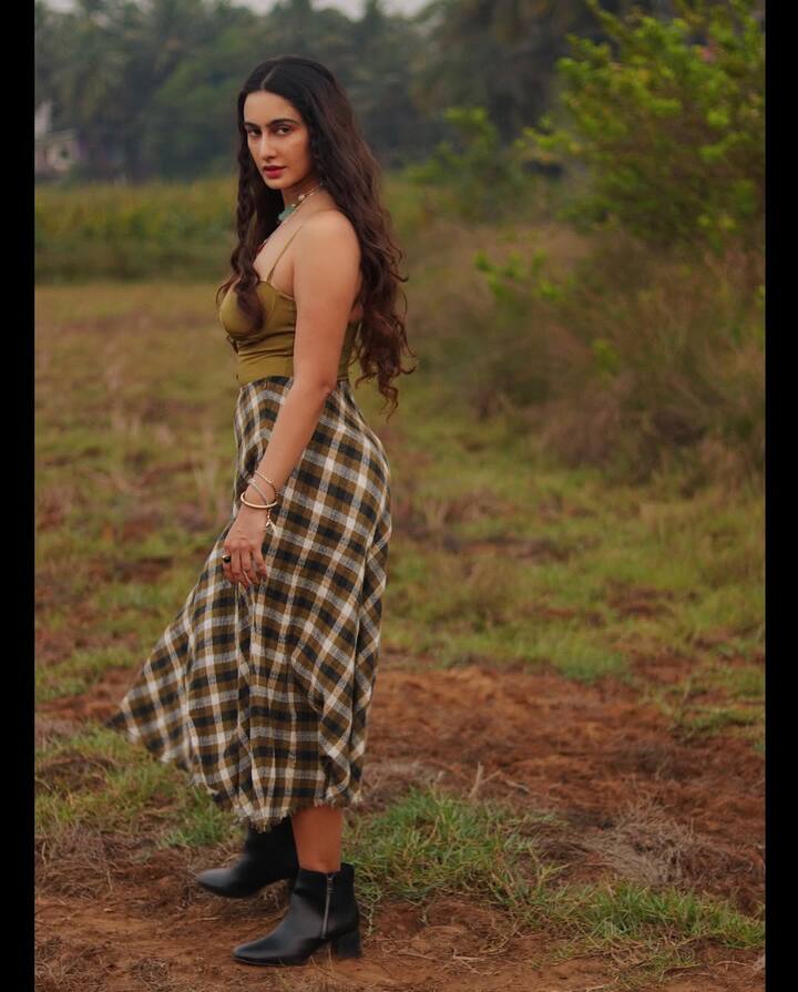 અભિનેત્રી મેઘા શુક્લાની આ તસવીરો જોઈને ચાહકોને પણ તેની બોલ્ડનેસ પર ફિદા થઈ ગયા. અભિનેત્રી મેઘા શુક્લાની આ તસવીરો ઈન્સ્ટાગ્રામ પર આવતાની સાથે જ વાયરલ થવા લાગી છે. જેના પર લોકો ઘણી કોમેન્ટ કરતા જોવા મળ્યા હતા.