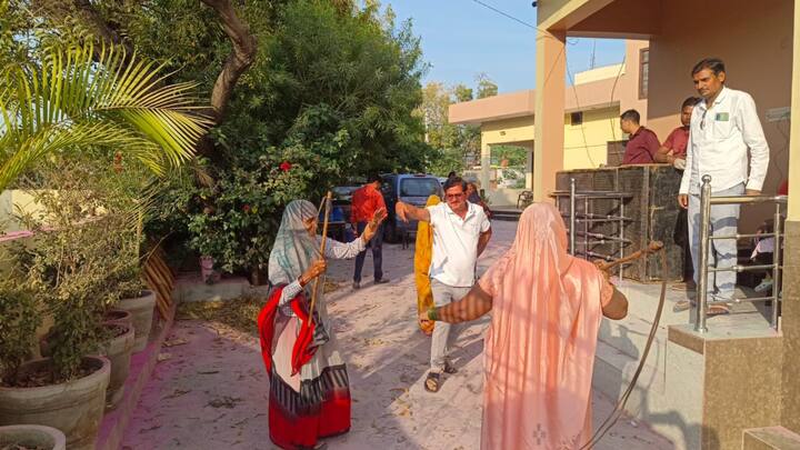 UP News: यूपी के फिरोजाबाद में ब्रज की ही तरह होली खेली जाती है. लेकिन यहां लठ्ठ की जगह पैना का इस्तेमाल किया जाता है. महिलाएं इस दौरान पुरुषों को पैना से मारती है. होली के एक दिन बाद खेली जाती है.