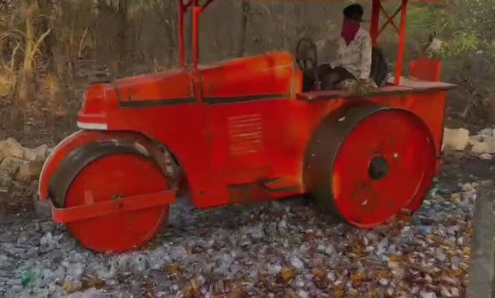 ओरोस येथील शासकीय जागेत न्यायालयाच्या आदेशानुसार राज्य उत्पादन शुल्क विभागाने ही कारवाई केली.