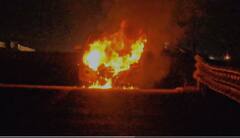 समृद्धी महामार्गावर भरधाव कारने घेतला पेट, गाडी जळून खाक