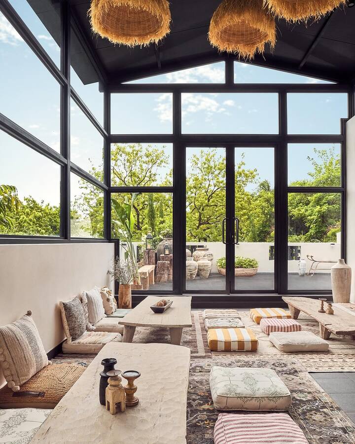 சுமார் 7 ஆயிரம் சதுர அடி பரப்பில் இருந்த பங்களாவை இந்த ஸ்டுடியோவாக மறுகட்டமைப்பு செய்துள்ளார்கள்