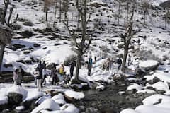 Kashmir Weather: कश्मीर में बर्फबारी और बारिश, पर्यटकों के लिए खुशखबरी