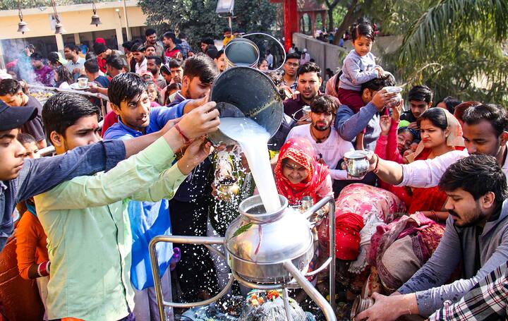 নীল ষষ্ঠীর পরদিনই চৈত্র সংক্রান্তি। এই দিনে চড়ক পুজো অনুষ্ঠিত হয়। চড়কও শিবের আরাধনা। এই চৈত্রমাস জুড়েই বন্দনা করা হয় মহাদেবকে।