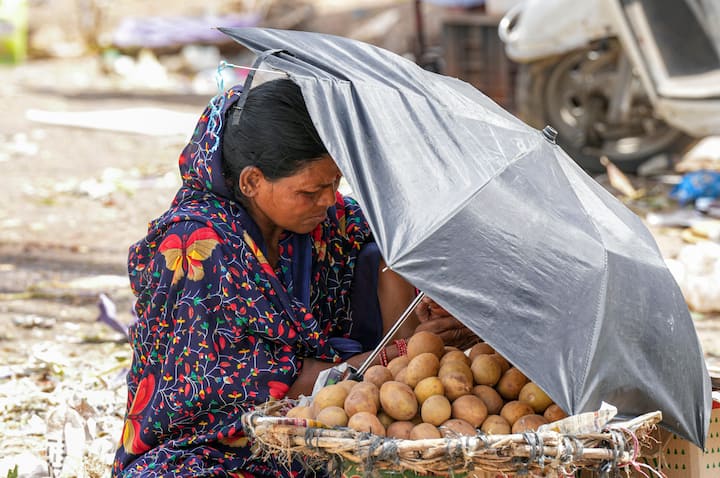 মার্চেই তাপমাত্রা পৌঁছতে পারে ৪০ ডিগ্রিতে আজ রাজ্যের ৫ জেলায় তাপপ্রবাহের পরিস্থিতি তৈরি হয়েছে। কালও তাপপ্রবাহের সতর্কবার্তা রয়েছে দক্ষিণবঙ্গে।