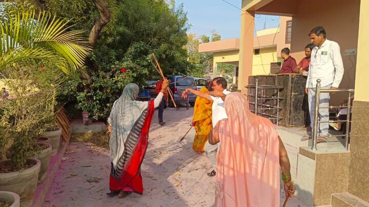 इस होली में हिस्सा लेने वाली महिलाओं के द्वारा पुरुषों के पैरों और पीठ पर पैने से प्रहार किए जाते हैं और पुरुष होली के गीतों पर यह चोट सहते हुए थिरकते रहते हैं. यह होली लगभग 3 घंटे चलती है इस दौरान चौक के अलावा होली देखने आए लोगों को भी इन महिलाओं की मार खानी पड़ती है. जिस ओर महिलाओं का दल जाता है वहां खड़े पुरुष और बच्चे भागने लगते हैं.