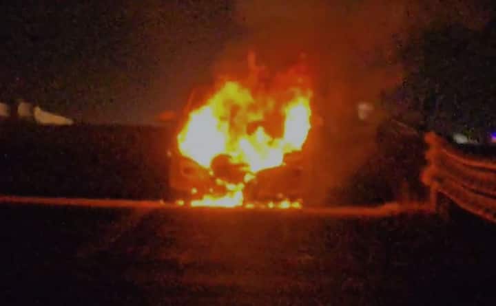 आग लागल्याचे समजताच गाडीतील प्रवासी हे तात्काळ खाली उतरले.