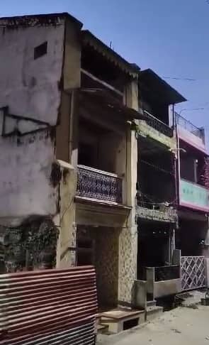 इमारतीला लागून जैन समाज मंगल कार्यालयाचे बांधकाम सुरू होते. या बांधकामासाठी जुने घर पाडण्यात आले होते.