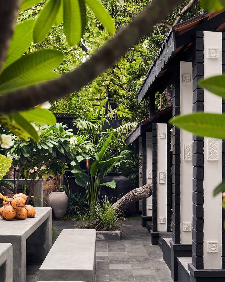 The design maintains a balance of rustic and tropical influences, with a focus on local traditional craftsmanship.