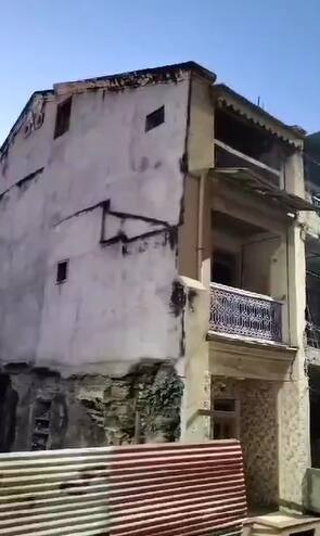 या इमारतीत राहणारे कुटुंब एक दिवस आधीच स्थलांतरित झाले होते. त्यामुळे कोणतीही जीवितहानी झाली नाही.