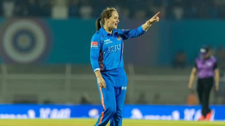 मुंबई इंडियन्सने 2024 मध्ये अमेलियाला 1 कोटी रुपयांना खरेदी केले आणि 2025 साठी तिला कायम ठेवले होते.