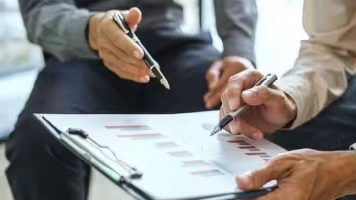 जिस पर 40 हजार रुपए का सालाना रिटर्न मिलता है. यानी 30 से 100 साल के दौरान आप 27.5 लाख रुपये पाने के हकदार हो सकते हैं. आप ऑनलाइन या एलआईसी एजेंट के जरिए इस पाॅलिसी में निवेश कर सकते हैं.