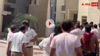 होली पर डीजे बजाने को लेकर विवाद! जमकर चले लात घूंसे तो गार्ड ने भी खूब चलाया लठ, यूजर्स का फूटा गुस्सा