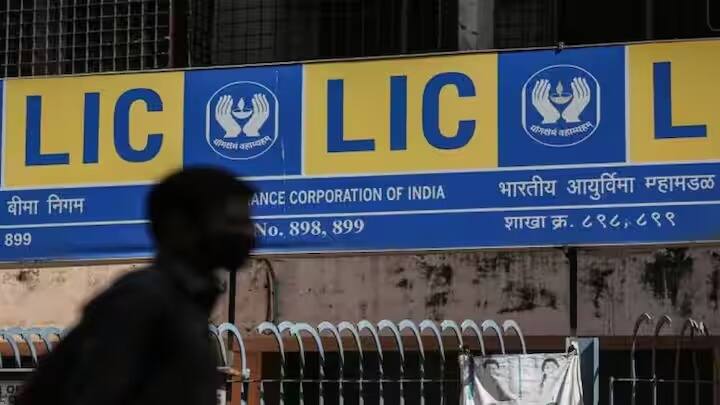 LIC এর জীবন উমং পলিসি হল সেই পলিসি যা সর্বোচ্চ রিটার্ন দেয়। আপনি এই পলিসিতে মাত্র 1300 টাকা বিনিয়োগ করে 27.60 লক্ষ টাকার একটি তহবিল গড়তে পারবেন৷ এই পলিসি 100 বছর পর্যন্ত কভার দিয়ে থাকে।