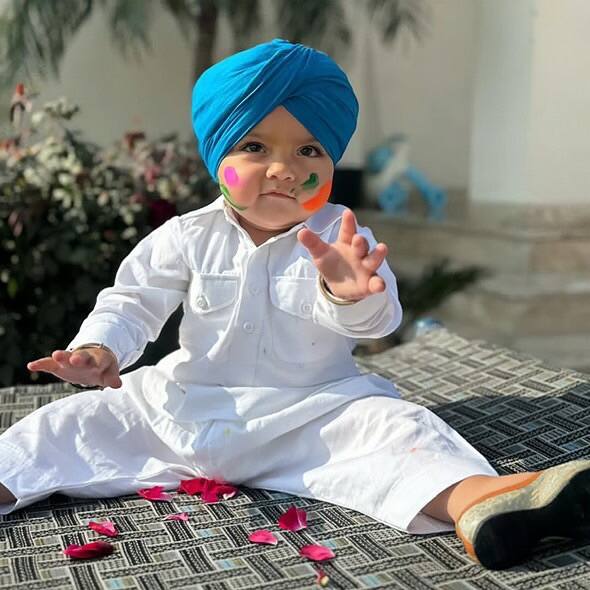 शुभदीप की ये तस्वीरें होली के दिन की है. तस्वीरों में शुभदीप व्हाइट पठानी कुर्ते में नजर आ रहे हैं. उनके सिर पर नीली पग बंधी हुई है और चेहरे पर रंग लगा हुआ है.