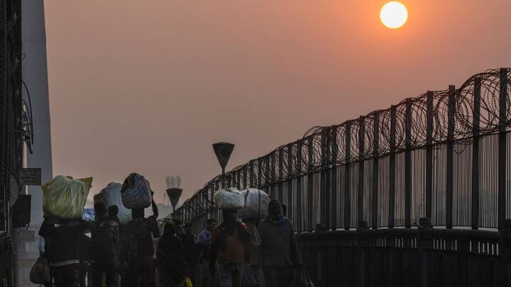 হট ডে পরিস্থিতি দক্ষিণবঙ্গে। আজ রবিবার তাপপ্রবাহের সতর্কবার্তা দক্ষিণবঙ্গে। বাঁকুড়া, বীরভূম, পশ্চিম মেদিনীপুর ও পশ্চিম বর্ধমান ঝাড়গ্রাম এবং পুরুলিয়া এই ছয় জেলাতে তাপপ্রবাহ চলবে। স্বাভাবিকের থেকে ৫ ডিগ্রি বা তার বেশি থাকবে এই চার জেলার তাপমান।