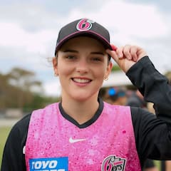 Amelia Kerr : मुंबईला स्वत:च्या जिद्दीवर चॅम्पियन बनवणारी जगातील सर्वांत सुंदर क्रिकेटर 'या' दिग्गज खेळाडूला करतेय डेट; पाहा फोटो