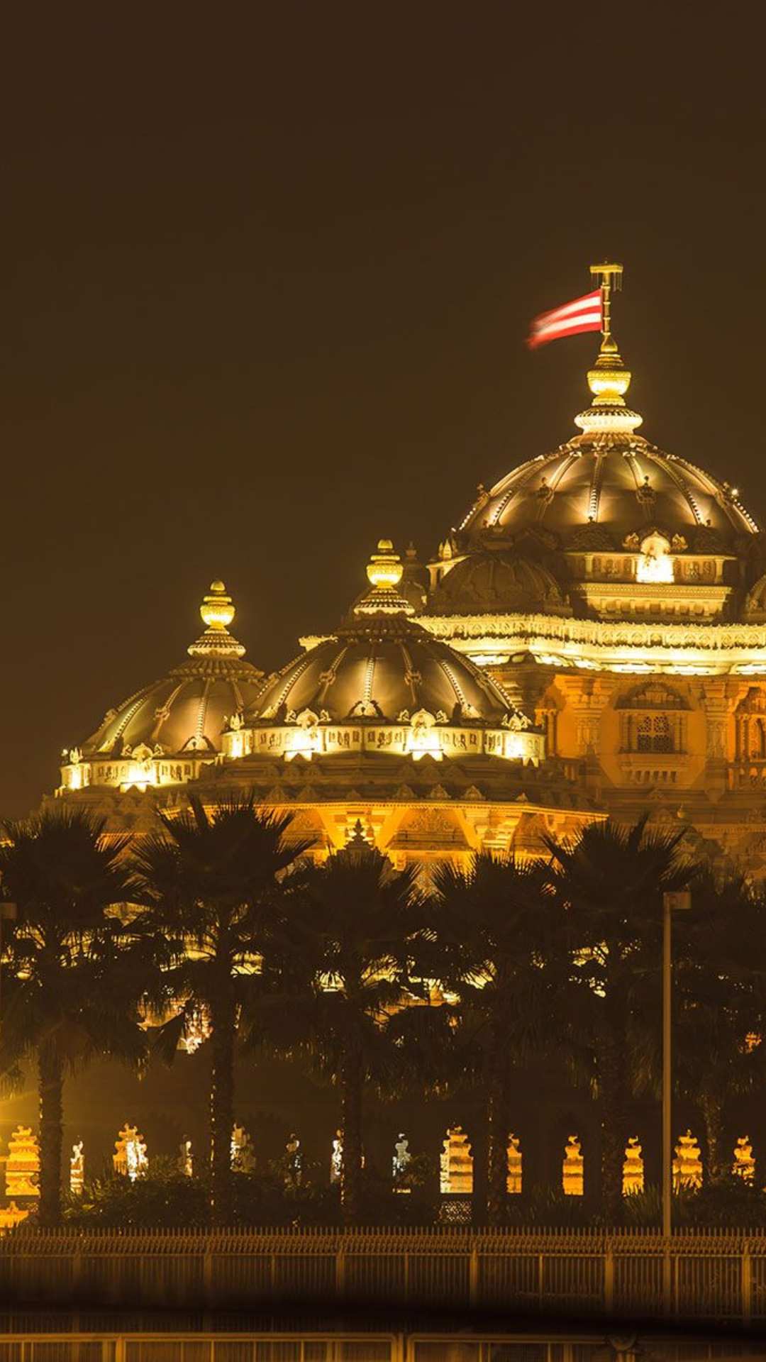 मंदिर का परिसर 100 एकड़ भूमि में फैला हुआ है और यहां भगवान स्वामीनारायण की मुख्य मूर्ति है