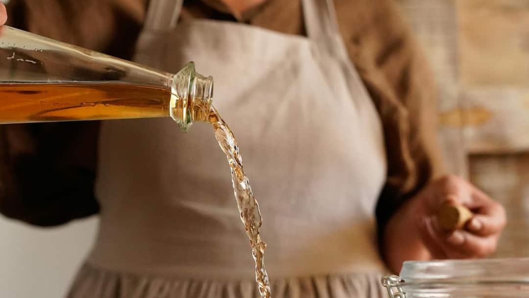 vinegar use and benefits apart from cooking know some magical factors Vinegar Use: ভিনিগার ম্যাজিক, রান্নায় স্বাদ আনা ছাড়াও সংসারের খুঁটিনাটিতে কাজে লাগে এই উপকরণ, কীভাবে?