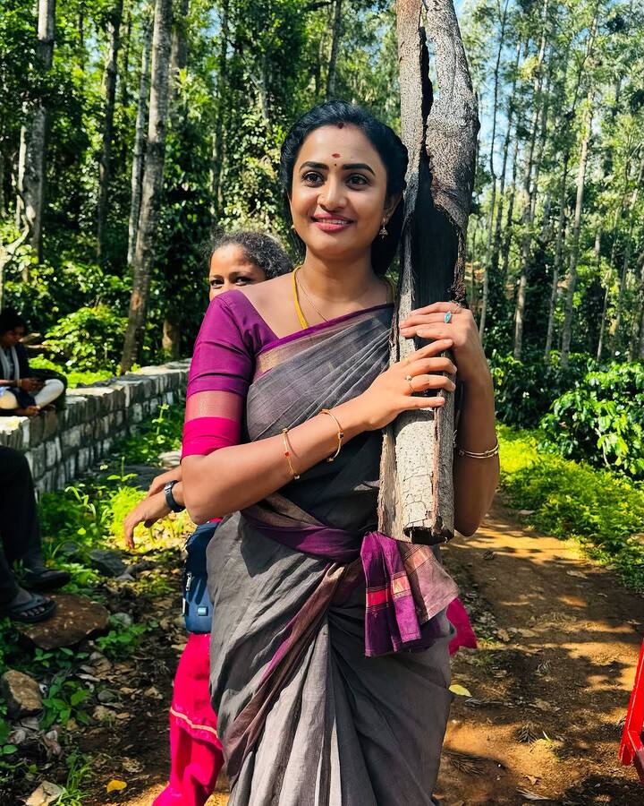 இந்த நிலையில் தான் இதயம் சீரியல் மூலமாக ரசிகர்களிடையே நல்ல வரவேற்பு பெற்று வந்த ஜனனி இந்த சீரியலிலிருந்து விலகுவதாக அறிவித்துள்ளார்.