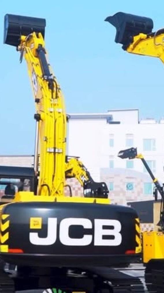क्या होता है JCB कंपनी में काम करने वालों का ड्रेस कोड?