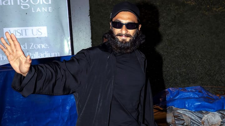 অন্যদিকে সামনেই 'ডন ৩'-র শ্যুটিং শুরু করার কথা রণবীর সিংহের। এর আগে পিতৃত্বকালীন ছুটিতে ছিলেন তিনি। তবে শোনা যাচ্ছে, মার্চ মাস থেকে 'ডন ৩'-র শ্যুটিং শুরু করবেন তিনি। এই ছবি থেকে সরে দাঁড়িয়েছেন কিয়ারা আডবাণী। কাজেই এখন খোঁজ চলছে নতুন নায়িকার।