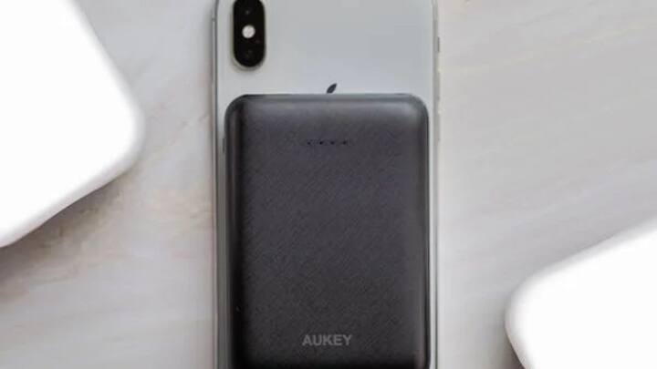 फ्लाइट के अंदर मोबाइल फोन पर अगर आपको कुछ देखना है और फोन की बैटरी खत्म हो रही है, तो आप पावर बैंक का इस्तेमाल करते हैं. लेकिन फ्लाइट के अंदर पावर बैंक लेकर जाने के कुछ नियम हैं.