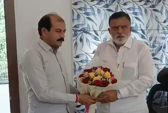 खासदार राजाभाऊ वाजे यांनी भाजप पदाधिकाऱ्यांची भेट घेतल्याने राजकीय वर्तुळात अनेक तर्कवितर्क लावले जात आहेत.