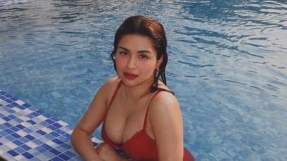 एक्ट्रेस ने फोटोज के साथ कैप्शन में लिखा- 'पूल हेयर, डोन्ट केयर.'