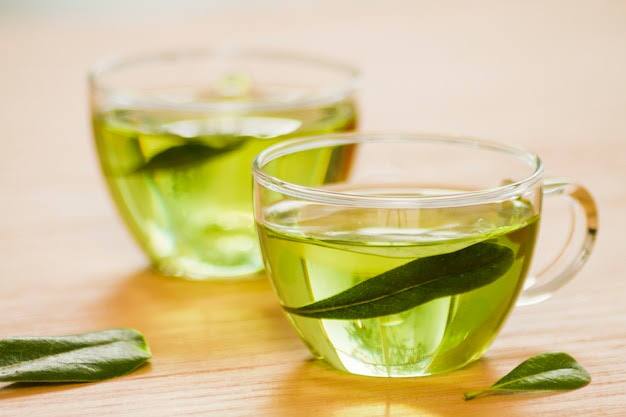 ग्रीन टी में पॉलीफेनॉल्स (Polyphenols) और एंटीऑक्सीडेंट होते हैं, जो कैंसर कोशिकाओं को बढ़ने से रोक सकते हैं. शोध बताते हैं कि ग्रीन टी पीने से ब्रेस्ट कैंसर, प्रोस्टेट कैंसर और कोलोरेक्टल कैंसर से बचाव हो सकता है.