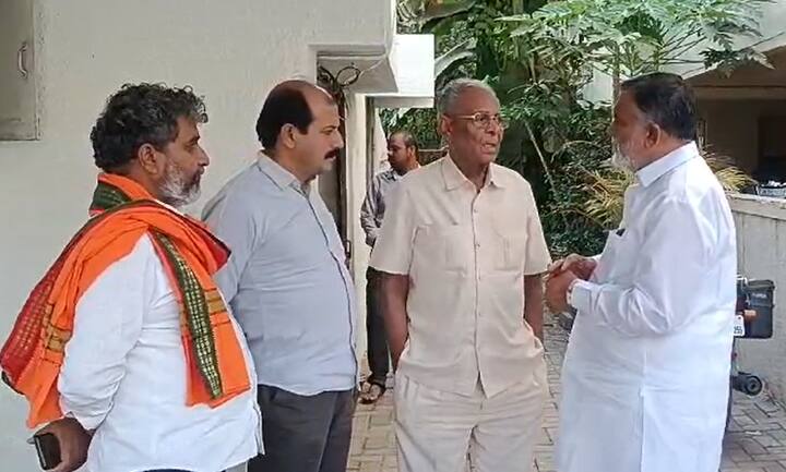 शहराचा विकास आणि आगामी कुंभमेळ्याच्या नियोजनासंदर्भात राजाभाऊ वाजे यांनी भाजप पदाधिकाऱ्यांची भेट घेत चर्चा केल्याची माहिती समोर येत आहे.