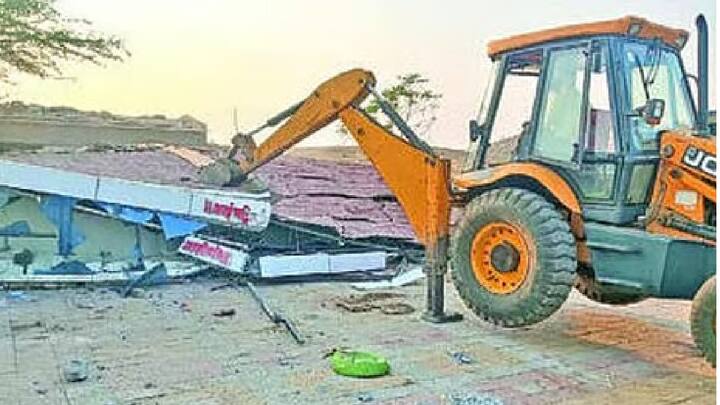 सतिश भोसले याच्याकडून करण्यात आलेल्या मारहाणीचा व्हिडिओ व्हायरल झाल्यानंतर पोलिसांनी त्याच्याविरुद्ध गुन्हा दाखल केला होता. तसेच, वन विभागाने देखील कारवाई केली होती.