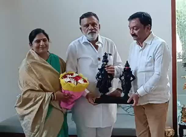 खासदार राजाभाऊ वाजे यांनी भाजप आमदार सीमा हिरे यांची देखील सदिच्छा भेट घेतली.